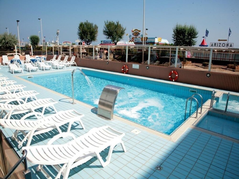 Hotel Arizona — hotel in Riccione