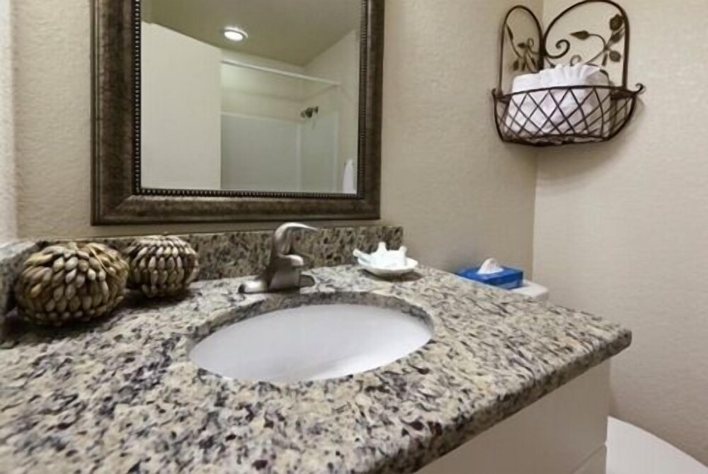 Legacy Harbour Hotel & Suites - photo 14