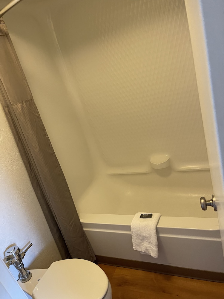 Travelodge By Wyndham Brattleboro Vt - photo 14
