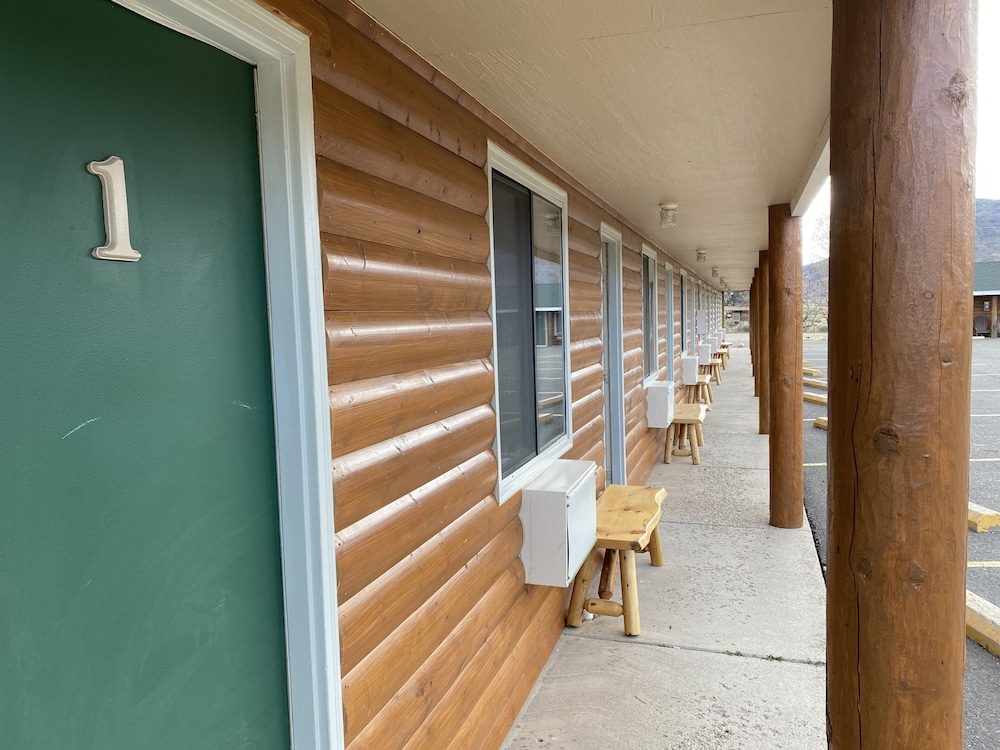 Green Creek Inn and RV Park - photo 26