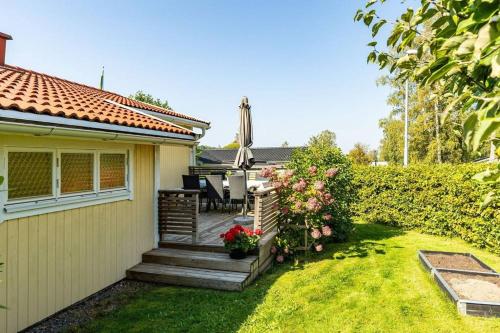 Charmig Villa bredvid sjön Örlen — 4-Star Luxury Hotel in Tibro, Sweden