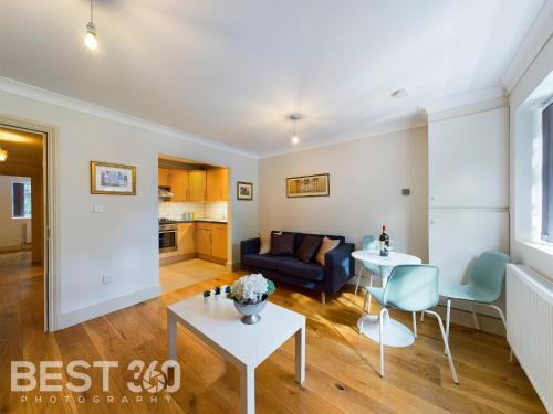 Redhill town centre apartment by Livingo — 4-Star Luxury Hotel in Redhill, United Kingdom