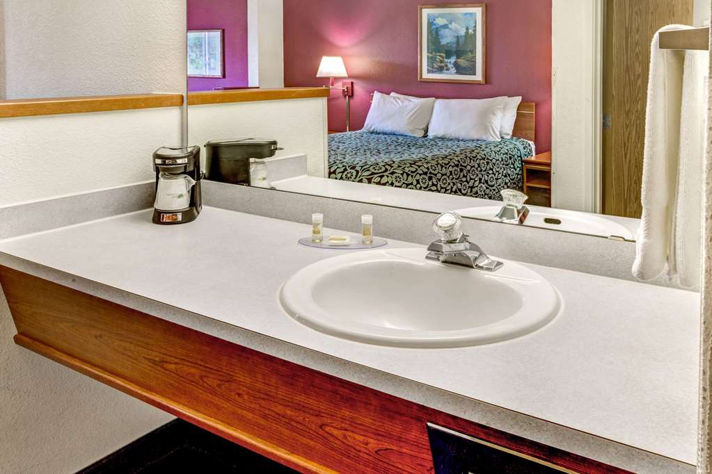 Days Inn & Suites by Wyndham Gresham - photo 10