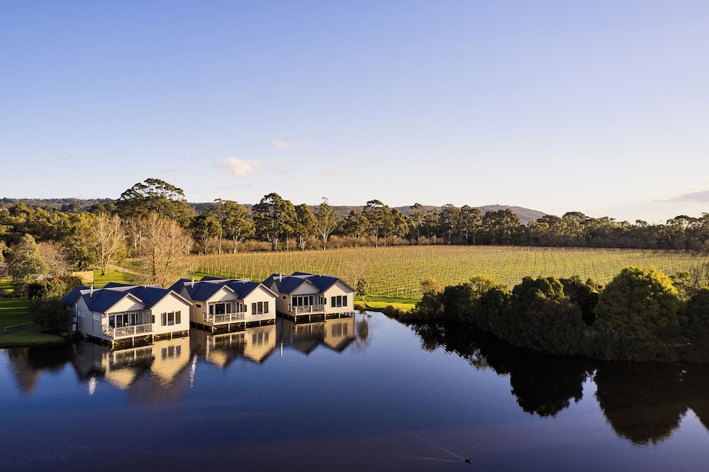 Crittenden Lakeside Villas — 4-Star Luxury Hotel in Dromana, Australia