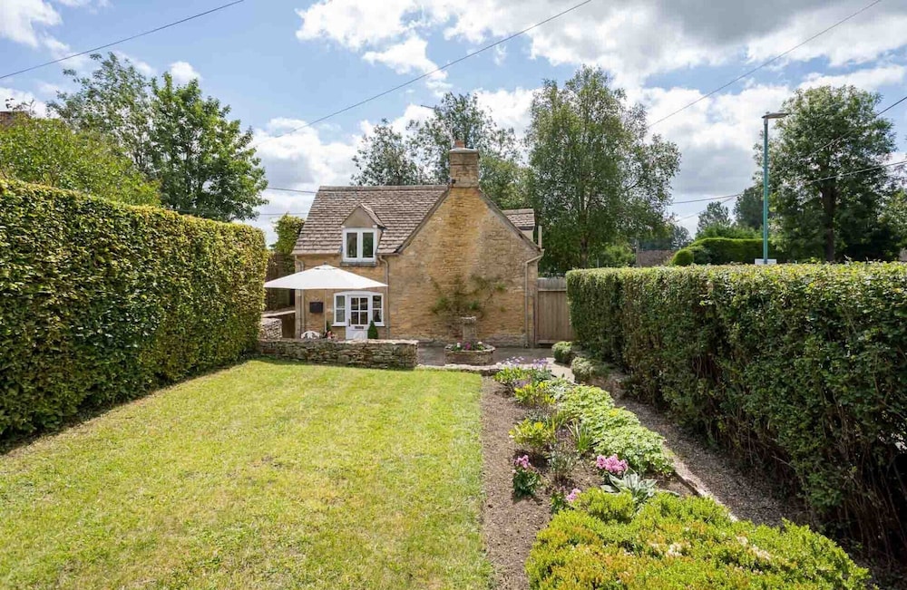 Weir Cottage — 4-Star Luxury Hotel in Bourton On The Water, United Kingdom