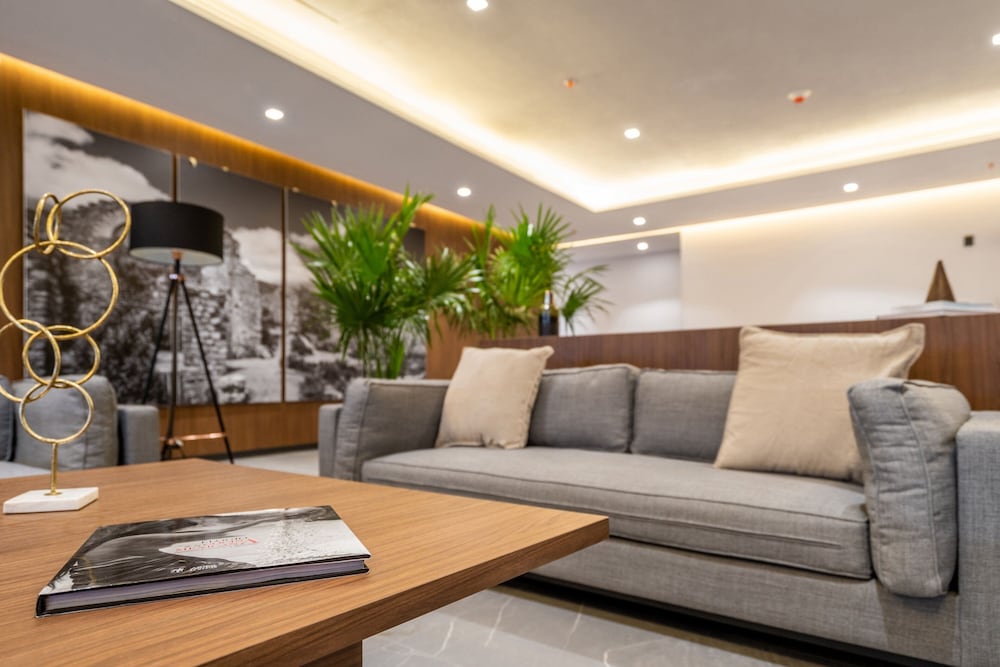 Lobby lounge