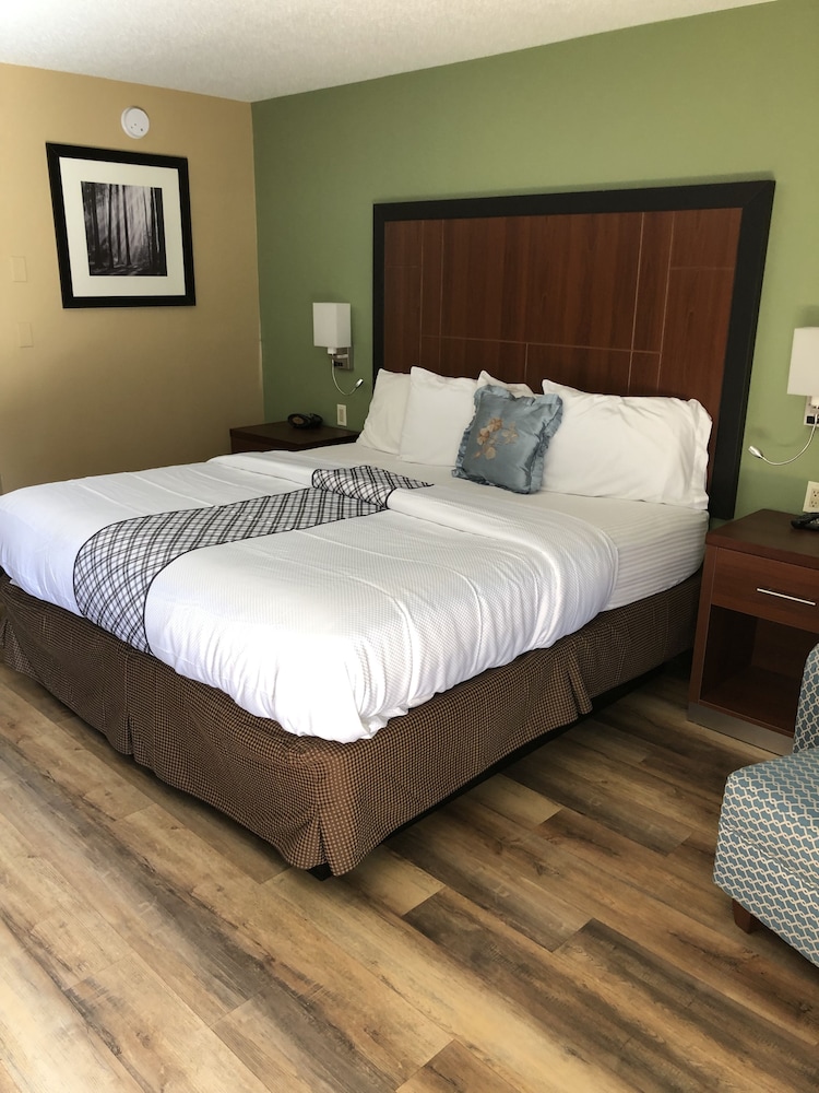 Knight's Inn Motel - photo 12