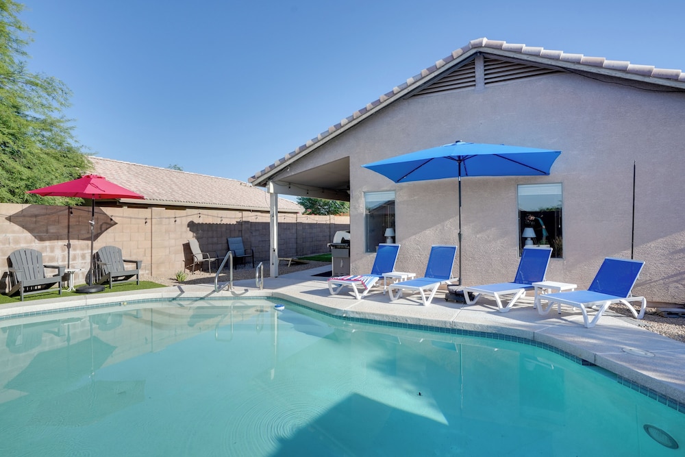 Sunny Surprise Getaway w Private Yard & Pool — hotel in Surprise