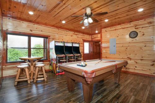 Bear Paddle w Pool Hot Tub Game Room & Theater in Sevierville, United States