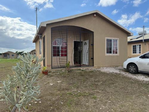 Finest Accommodation Phoenix Prk Village 1 Phase 4 lot 1347 26 Sheawater Ave — 4-Star Luxury Hotel in Portmore, Jamaica