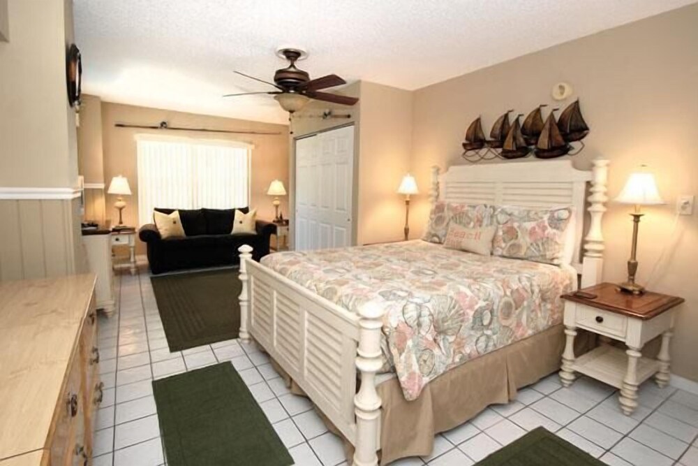 Castnetter Beach Resort 10 - last minute hotel in Holmes Beach