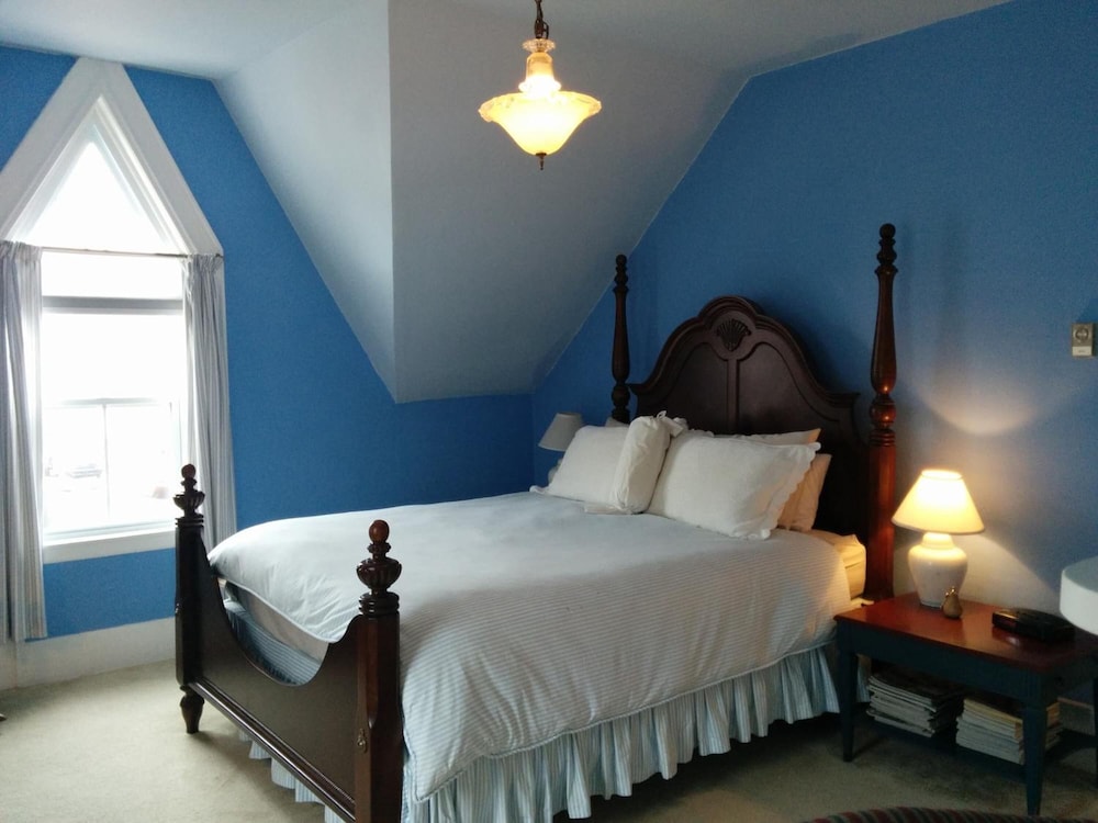Fairmont House Bed & Breakfast — 4-Star Luxury Hotel in Lunenburg, Canada