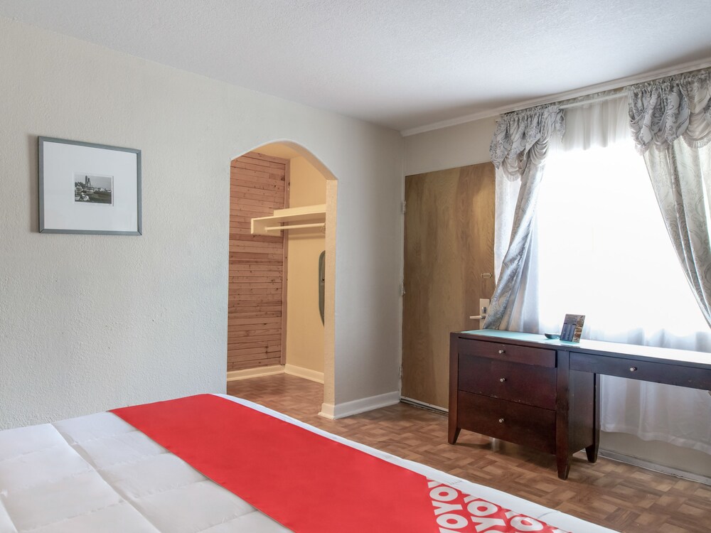 OYO Hotel Houston TX near Medical Center NRG Stadium - photo 9