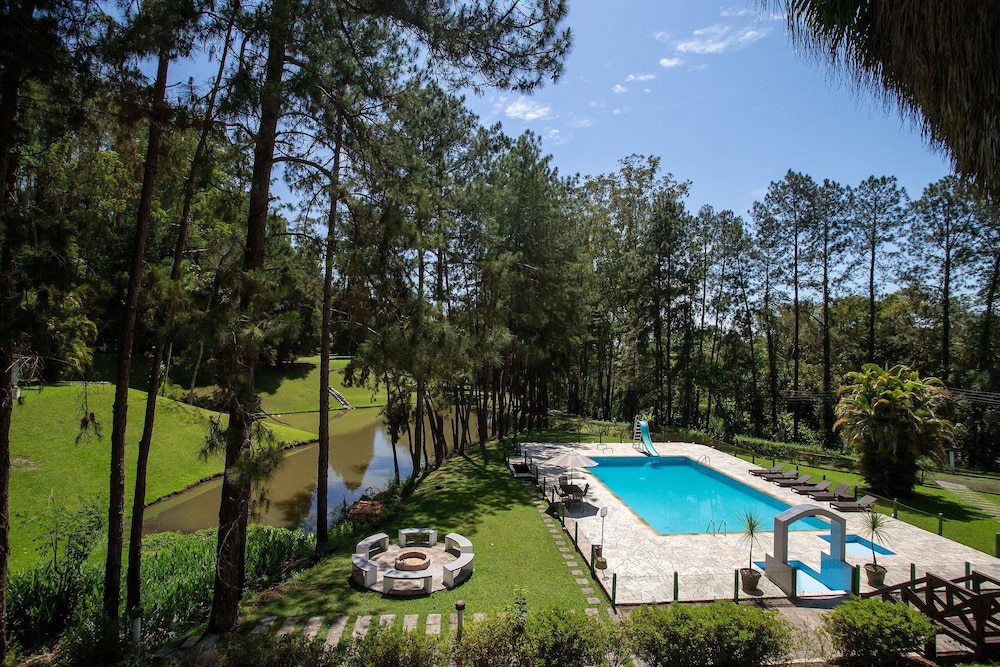 Sítio com piscina área arborizada e lazer in Jacarei, Brasil
