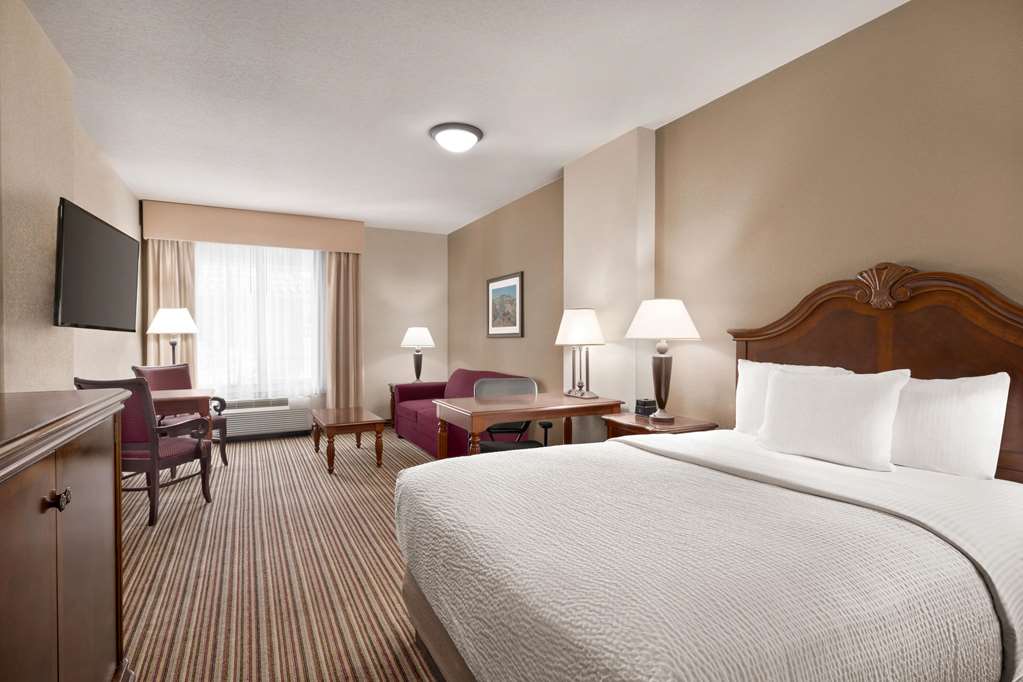La Quinta Inn & Suites by Wyndham Trinidad - photo 28