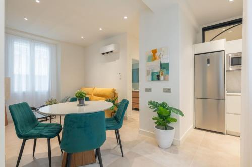 Reding Beach Center City — Malaga
