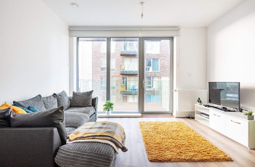 Impeccable 2 Bed Apartment In Wembley 19614934 — Wembley