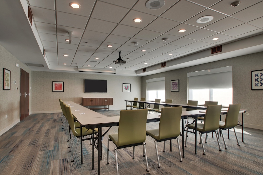 Holiday Inn Express & Suites Aurora Naperville by IHG - photo 47