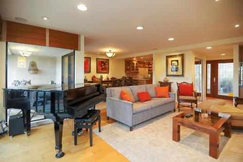 Adventure Awaits SUR15 - carbon neutral hotel in Solana Beach