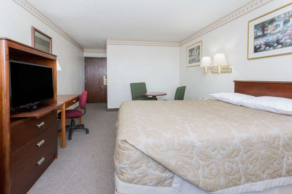 Super 8 by Wyndham Colorado Springs Chestnut Street - photo 13