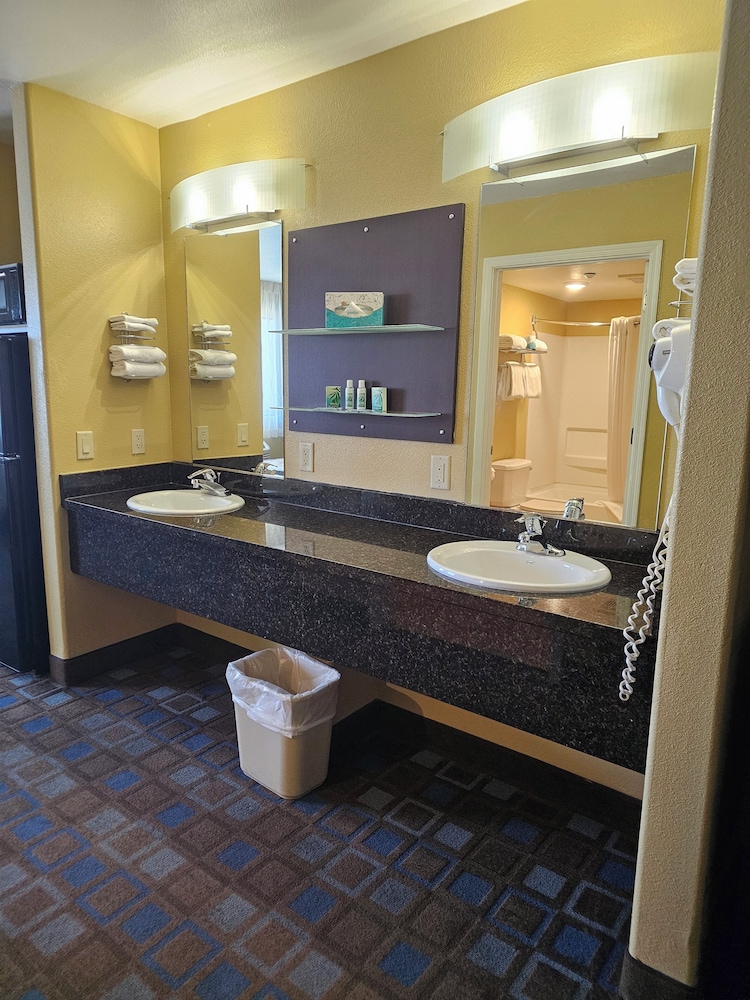The Nautical Beachfront Resort - photo 22