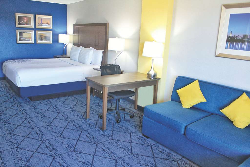 La Quinta Inn & Suites by Wyndham NE Long Beach Cypress - photo 8