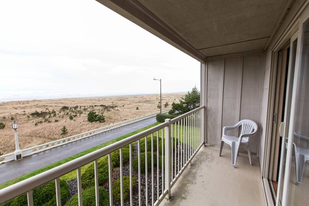 Hi Tide Oceanfront Inn - photo 50