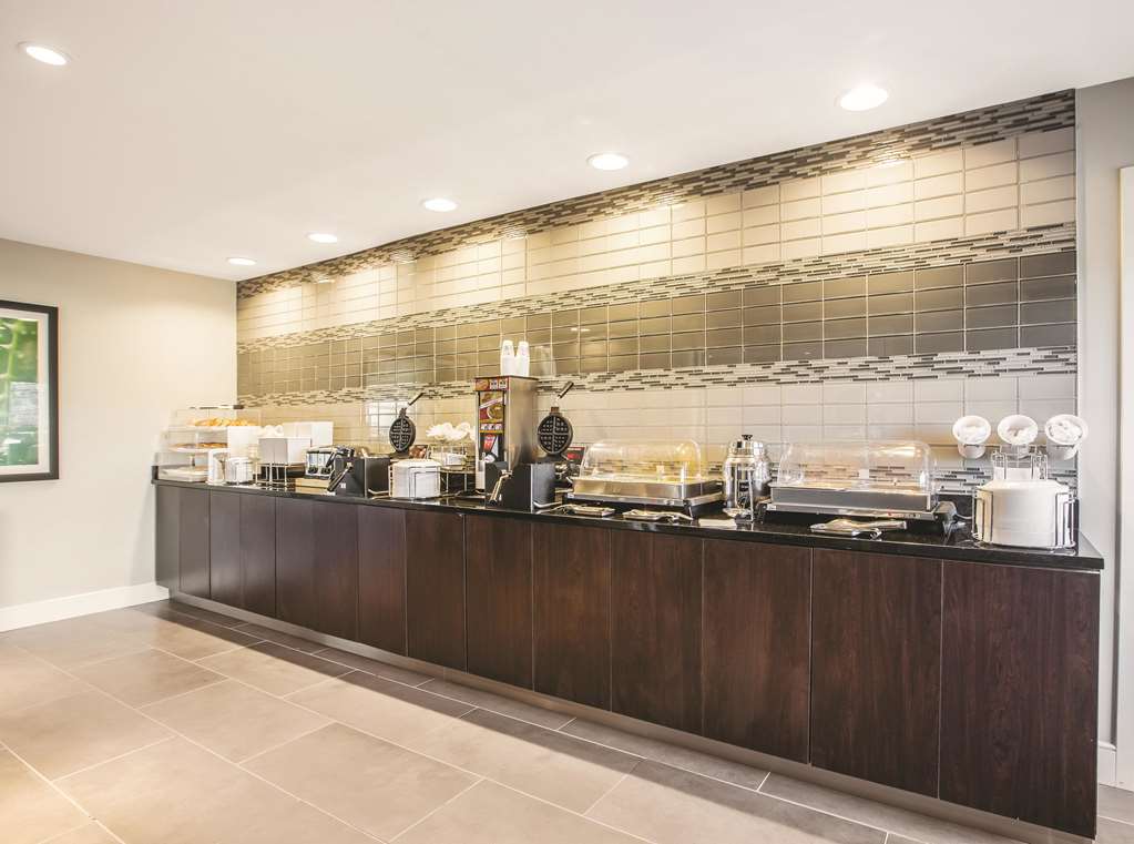 La Quinta Inn & Suites by Wyndham Atlanta Midtown Buckhead - photo 37