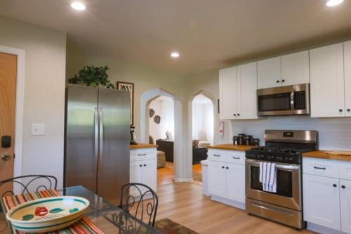 Close to City Charming Central XL Cape Cod Airport in Pittsburgh, United States