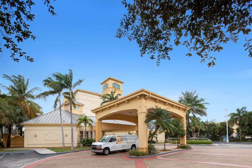 La Quinta Inn & Suites by Wyndham Miami Airport West - photo 44