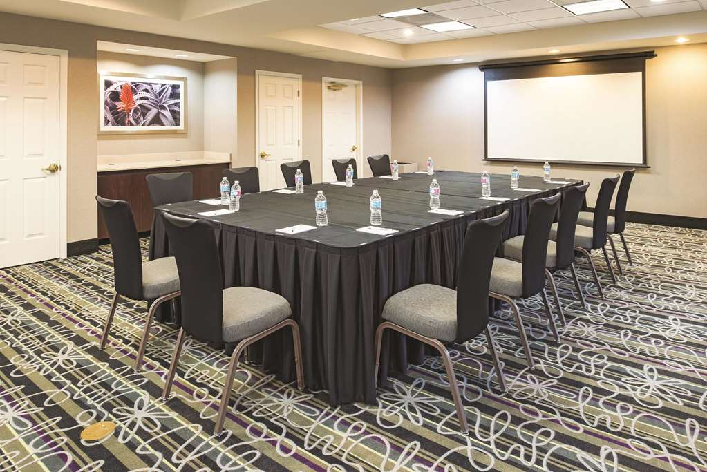 La Quinta Inn & Suites by Wyndham St. Louis Westport - photo 44