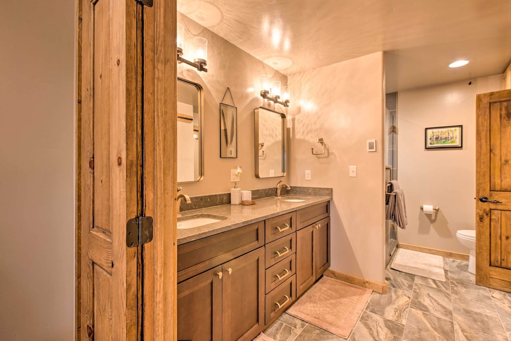 Blue Spruce Cabin with Hot Tub And Resort Amenities - featured photo