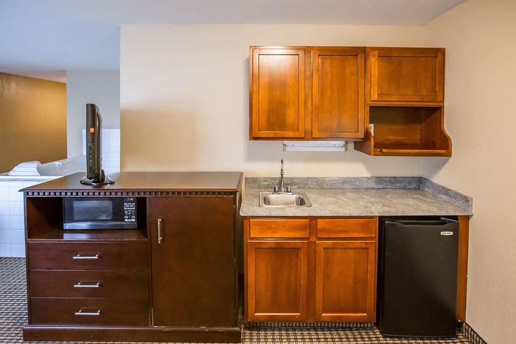 Econo Lodge Inn & Suites Monroe - photo 10