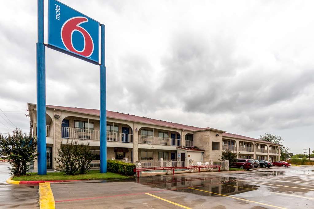 Motel 6 San Antonio Tx Frost Bank Center - featured photo