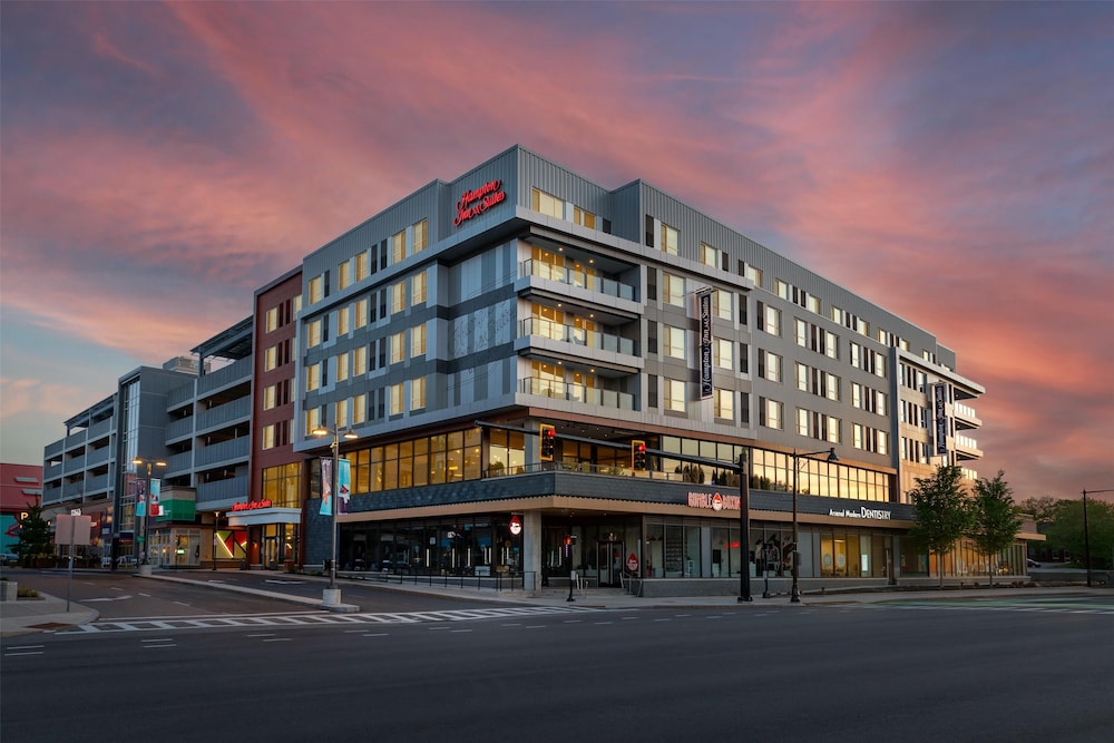 Hampton Inn & Suites Watertown Boston - carbon neutral hotel in Watertown