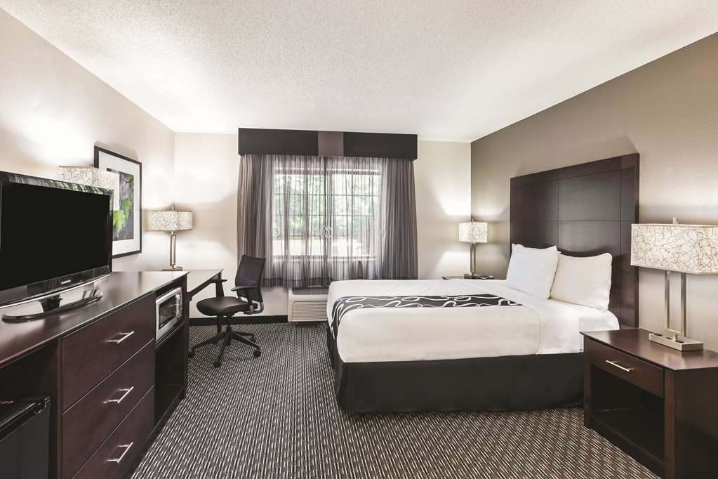 La Quinta Inn & Suites by Wyndham Milwaukee Delafield - photo 11