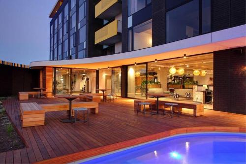 605 WEX1 Designer Studio With Pool and Onsite Parking