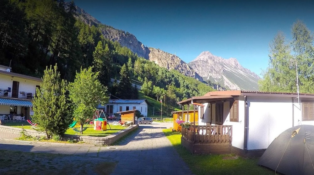 Camping Hotel La Pineta — hotel in Isolaccia