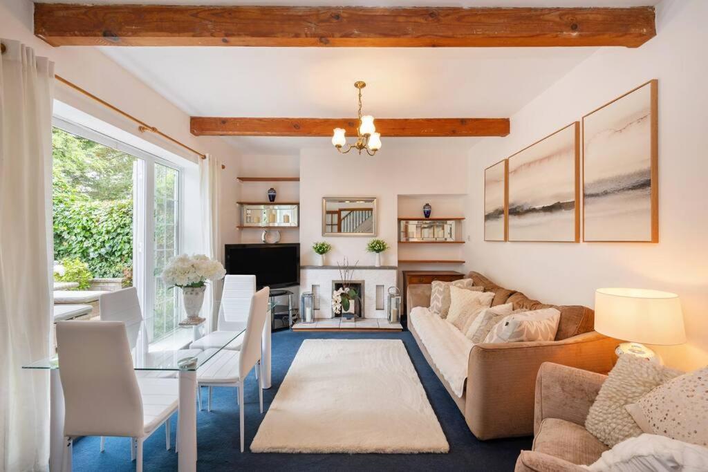 5 Bed Home with Private Parking 25 Mins To Central London — 4-Star Luxury Hotel in Barnet, United Kingdom