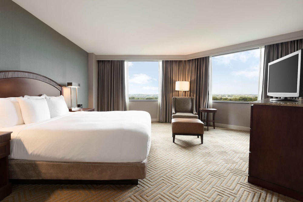 Hilton East Brunswick Hotel & Executive Meeting Center - photo 12