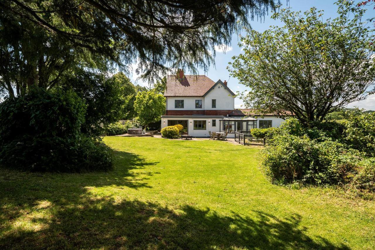 Northfield Cottage Games & Arcade Room Dog Friendly HS2 NEC BHX M42 Family Gatherings Contractors Hot Tube Hire Optional — 4-Star Luxury Hotel in Hampton In Arden, United Kingdom
