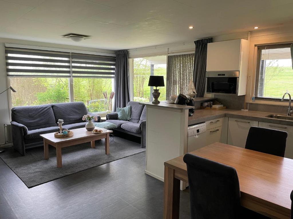 Beachbungalow Park Iselmar 39 aan Ijsselmeer bungalow 26 — 4-Star Luxury Hotel in Lemmer, Netherlands