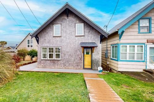 Rockaway Beach Bungalow — 4-Star Luxury Hotel in Rockaway Beach, United States