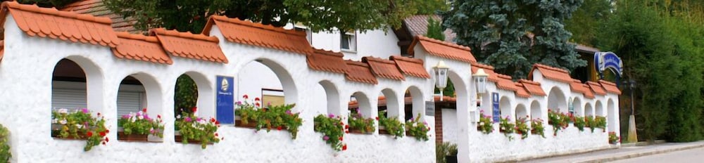 Landgasthof Zur Schw Rzenburg Familie Zwicknagl — Roding