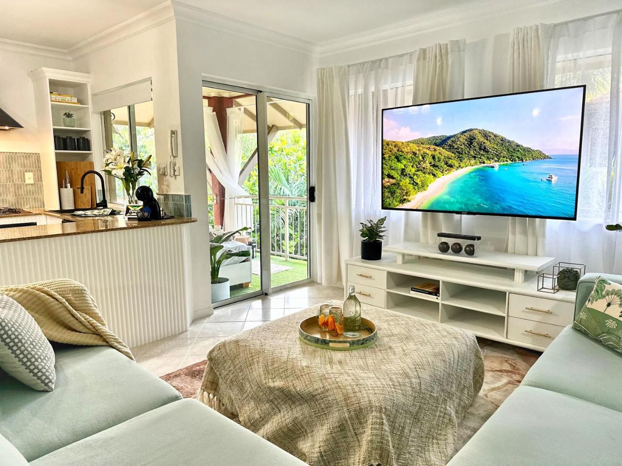 Luxury 2 Bedroom Apartment Treetop Views Resort With 4 Swimming Pools — Cairns North