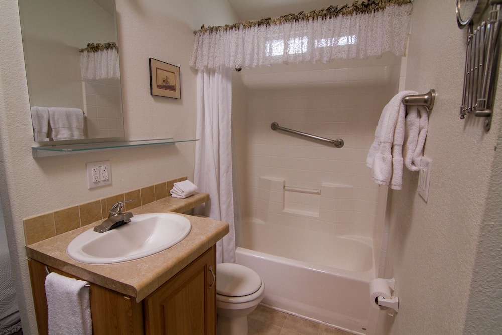 Arden Acres Executive Suites and Cottages - photo 30