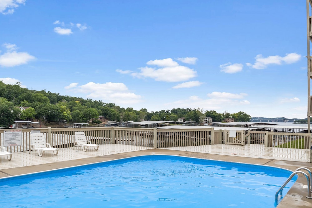 Stunning Views Inviting Pools and Endless Fun - last minute hotel in Osage Beach