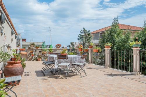 GuestHost La Dimora di Max Bright Apt with terrace — 4-Star Luxury Hotel in Riposto, Italy