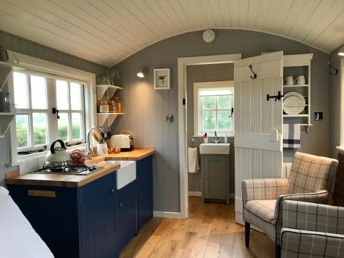 Sheelin Huts Blue Hot tub available From 1st April until 1st November