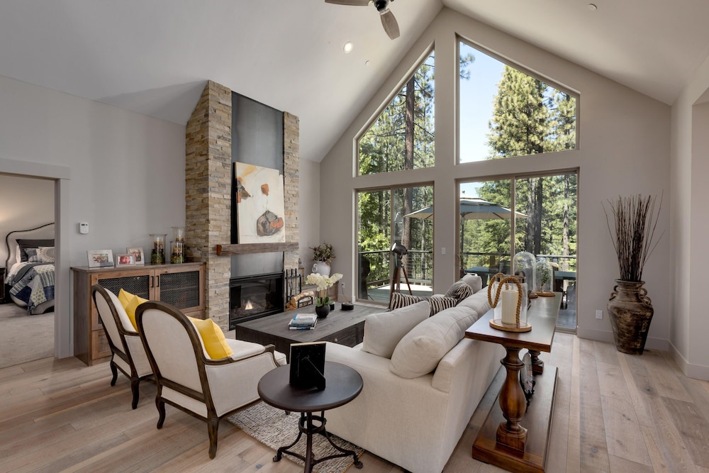 Grandview Manor Luxury Hot Tub Stylish — South Lake Tahoe